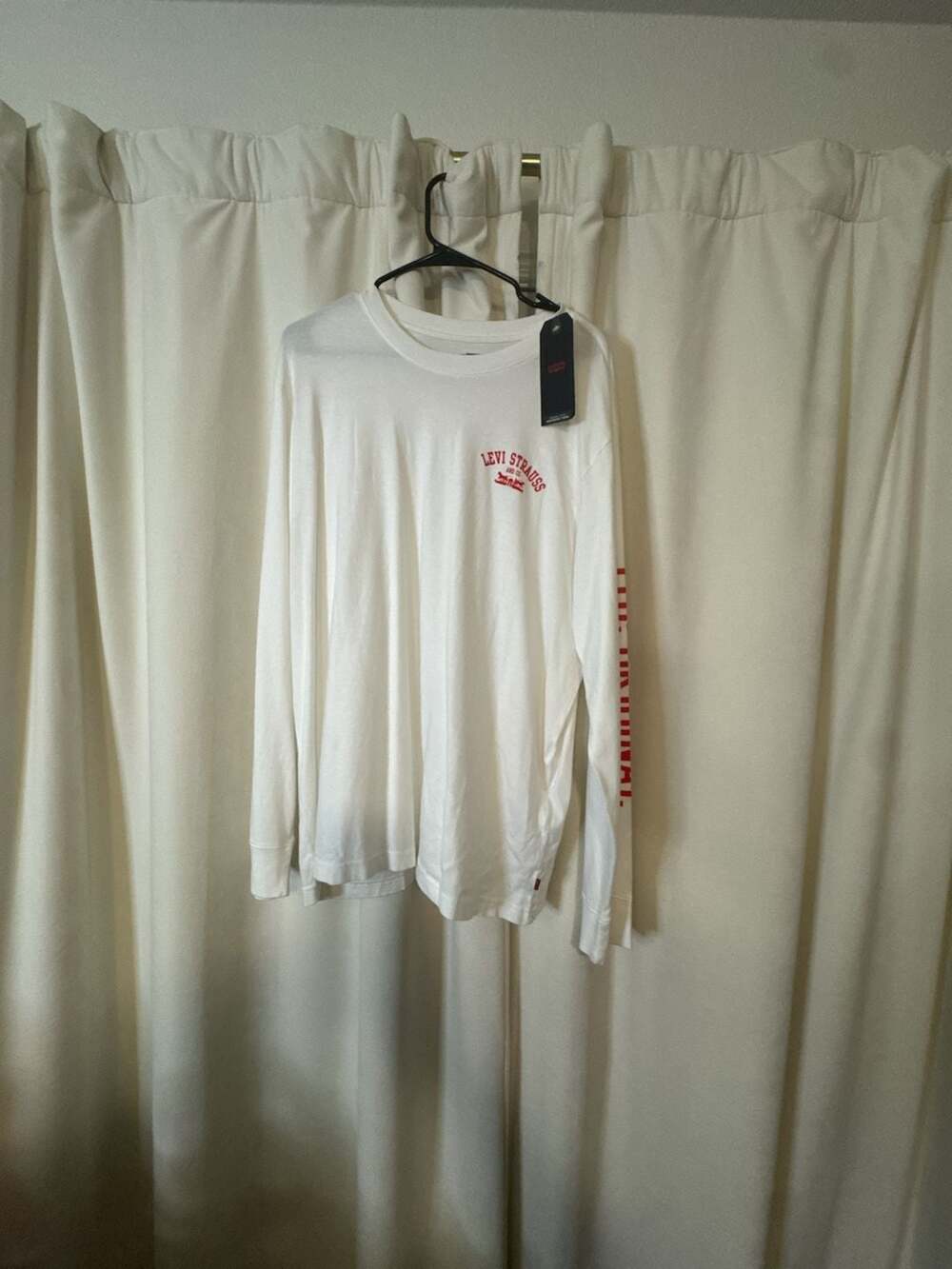 Levi's Men's Relaxed Fit Long-Sleeve Graphic Tee in White